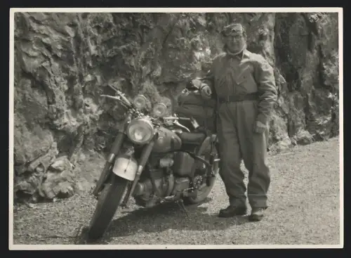 Fotografie Motorrad Sunbeam, Fahrer mit Schutzbrille nebst Krad