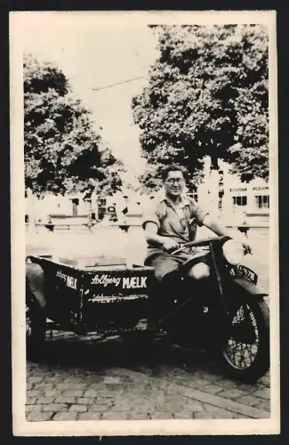 Fotografie Motorrad Nimbus, Krad mit Seitenwagen zum ausliefern von Milch