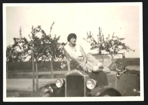 Fotografie Auto Opel, elegante Dame auf Motorhaube posierend