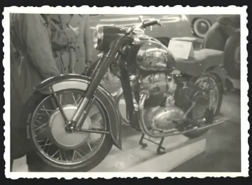 Fotografie Motorrad Jawa OHC 500 Typ 15, Krad in einer Verkaufsausstellung