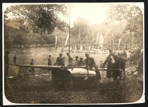Fotografie Auto Hanomag Kommissbrot transportiert einen Maibaum