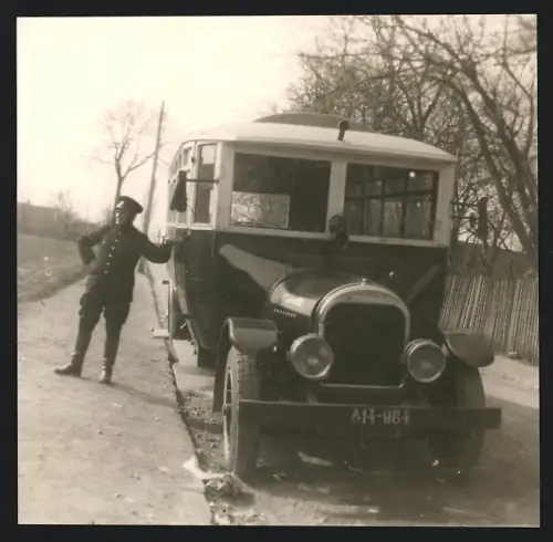 Fotografie Bus, Omnibus, Busfahrer in Uniform lehnt am Linienbus