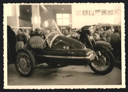 Fotografie Motorrad Jawa 350ccm mit Velomax Seitenwagen am Messestand ausgestellt