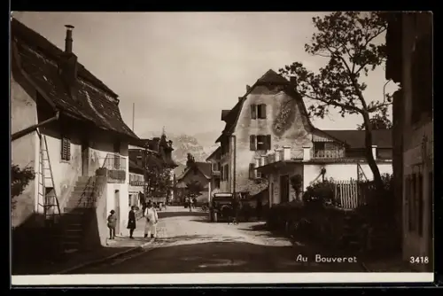 AK Bouveret, Rue du village, maisons et passants
