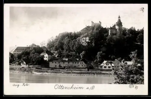 AK Ottensheim a /D, Schloss auf dem Hügel, Donauufer mit Häusern
