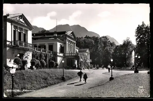 AK Bad Ischl, Kaiservilla mit Parkallee und Bergpanorama