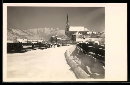 AK St. Johann im Pongau, Ortsansicht mit Kirche im Winter
