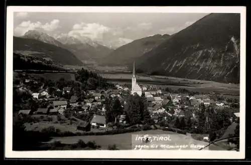 AK Imst /Tirol, Ortspanorama mit Kirche, Blick zu den Mieminger Bergen