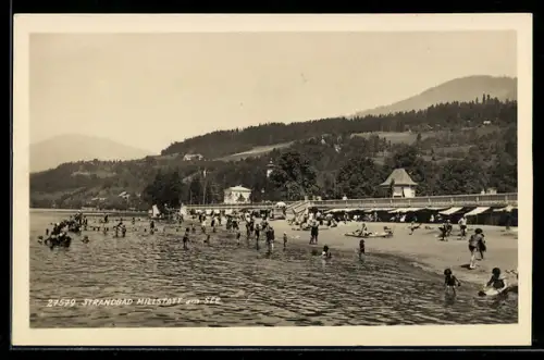 AK Hallstatt, Strandbad am See mit Badegästen und Bergpanorama