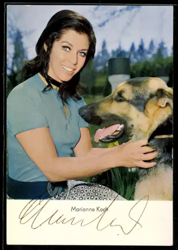 AK Schauspielerin Marianne Koch mit einem Schäferhund, Autograph