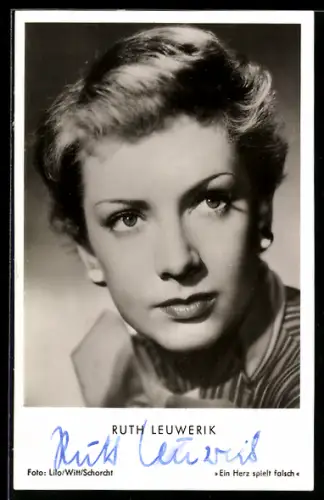AK Schauspielerin Ruth Leuwerik in Kamera blickend, Autograph