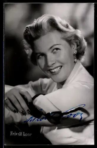 AK Schauspielerin Friedl Loor mit Sonnenbrille, Autograph