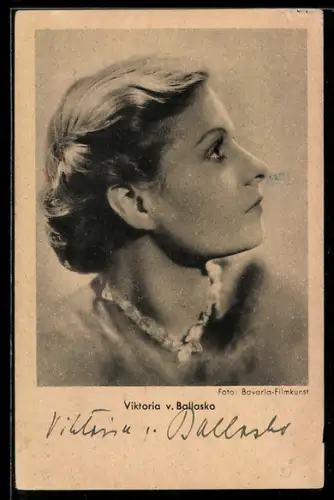 AK Schauspielerin Viktoria v. Ballasko im Kostüm einer Filmrolle, Autograph