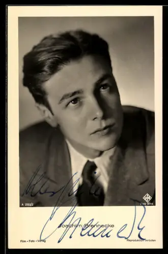 AK Schauspieler Joachim Brennecke im Anzug, Autograph
