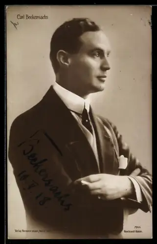 AK Schauspieler Carl Beckersachs mit verschränkten Armen, Autograph