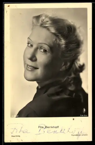 AK Schauspielerin Fita Benkhoff freudig zur Seite in die Kamera blickend, Autograph