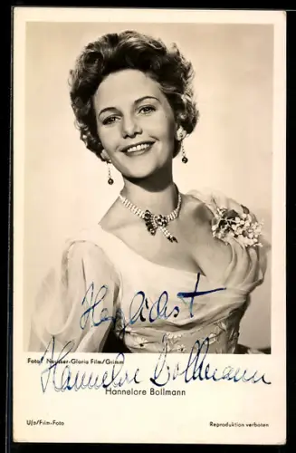 AK Schauspielerin Hannelore Bollmann lächelnd im Abendkleid, Autograph