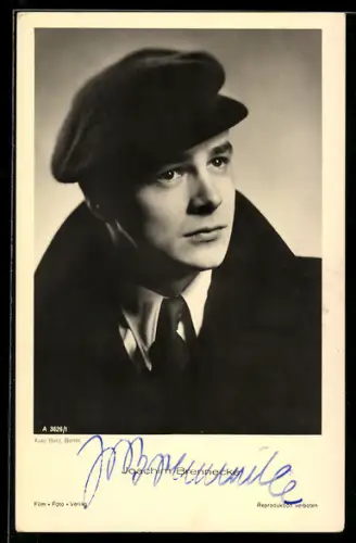 AK Schauspieler Joachim Brennecke in Mantel und Hut, Autograph