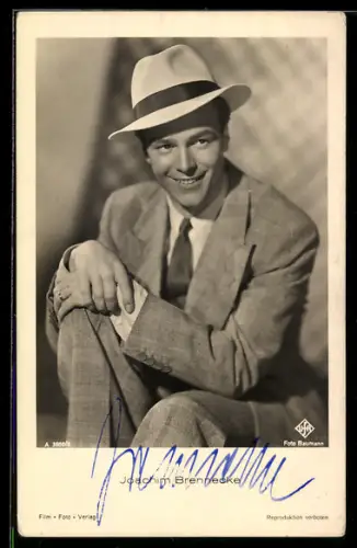 AK Schauspieler Joachim Brennecke im Anzug und Hut posierend, Autograph