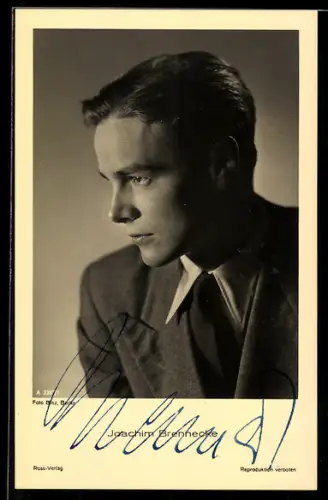 AK Schauspieler Joachim Brennecke posiert im Anzug mit Krawatte, Autograph