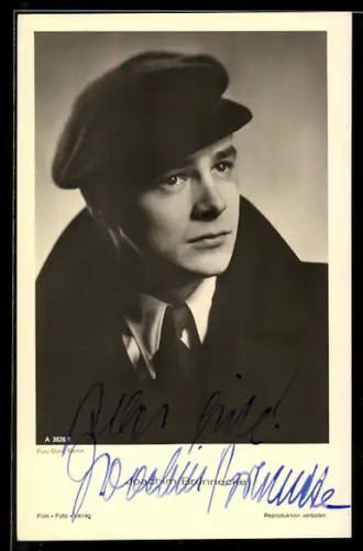 AK Schauspieler Joachim Brennecke in Mantel und Hut, Autograph