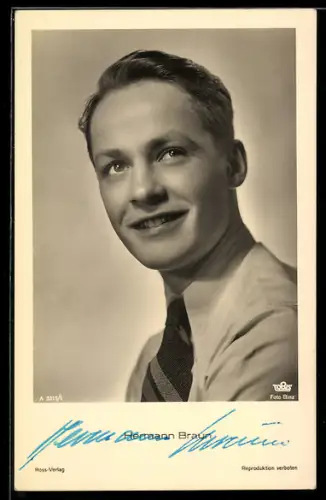 AK Schauspieler Hermann Braun, im Hemd abgelichtet, nach oben blickend, Autograph