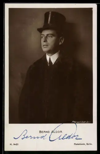 AK Schauspieler Bernd Aldor mit Zylinder, Autograph
