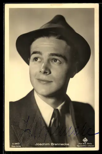 AK Schauspieler Joachim Brennecke, lächelnd mit Hut, Autograph