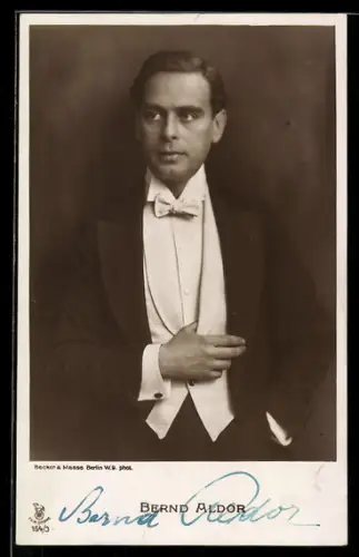 AK Schauspieler Bernd Aldor im eleganten Abendanzug, Autograph
