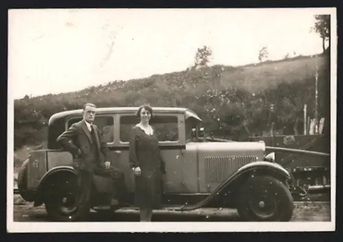 Fotografie Auto, Paar neben Limousine stehend