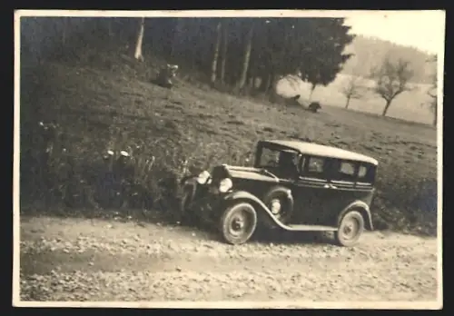 Fotografie Auto, Limousine am Rande einer Landstrasse stehend
