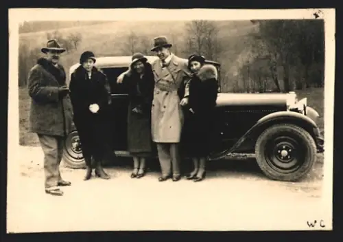 Fotografie Auto, Österreichische Ausflugsgesellschaft mit PKW am Strassenrand