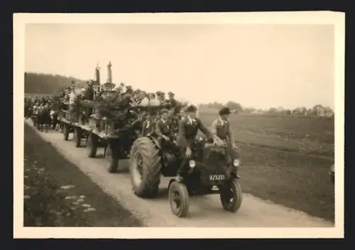 Fotografie Traktor, Ackerschlepper zieht Festwagen mit Orchester
