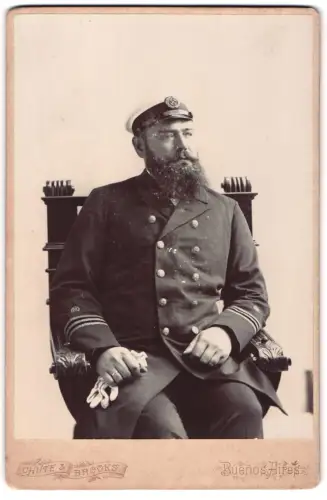 Fotografie Chute & Brooks, Buenos Aires, Calle Florida 126, Chefingenieur vom Norddeutschen Lloyd in Uniform