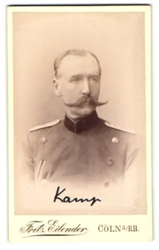 Fotografie Fritz Eilender, Cöln am Rhein, Kreuzgasse 22, Offizier Otto Kamp im Überrock mit Band zum EK II 1870