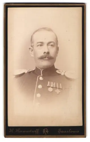 Fotografie H. Hermestroff, Saarlouis, Silberherzstrasse 11, Offizier in Uniform mit KDM 1870/71 u. Erinnerungskreuz 1866