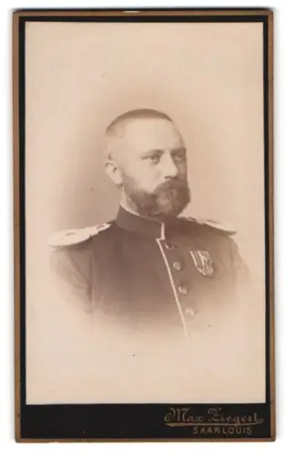 Fotografie Photograph Ziegert, Saarlouis, Nähe der Hauptwache, Offizier in Uniform mit KDM 1870/71 an Einzeltragespange