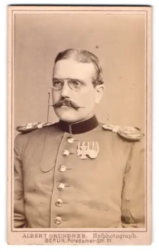 Fotografie Albert Grundner, Berlin, Potsdamer Str. 111, Offizier in Uniform mit EK II 1870 und Kriegsdenkmünze 1870/71