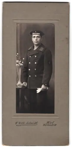 Fotografie F. Wilh. Schmidt, Kiel, Holstenstr. 22, Matrose vom Maschinenpersonal des Kriegsschiffes S.M.S. Danzig