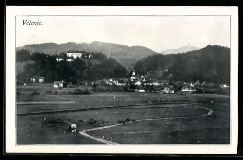 AK Velenje, Panorama mit Kirche und Feldern