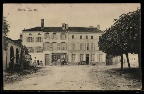 AK Marsal /Lothr., Dorfplatz mit Hotel Lothringer Hof und Bäumen