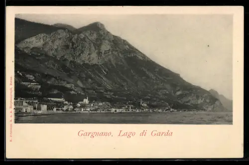AK Gargnano /Lago di Garda, Veduta del paese con montagne sullo sfondo