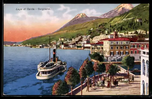 AK Gargnano /Lago di Garda, Vista sul lungolago con battello e montagne sullo sfondo