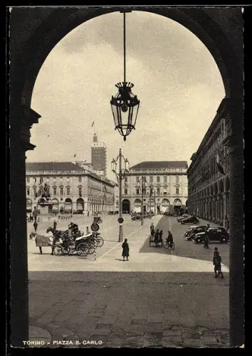 AK Torino, Piazza S. Carlo con carrozza e auto d`epoca sotto un arco