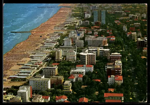AK Milano Marittima, Panorama della spiaggia affollata e edifici costieri