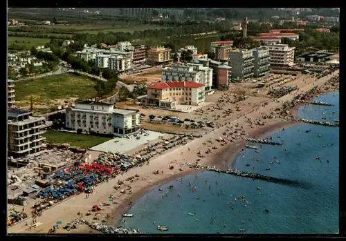 AK Lido di Jesolo, Veduta aerea della spiaggia affollata con edifici lungo la costa