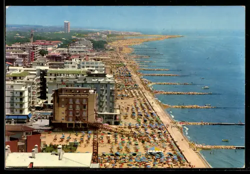 AK Jesolo Lido, Spiaggia affollata con ombrelloni colorati e edifici lungo la costa