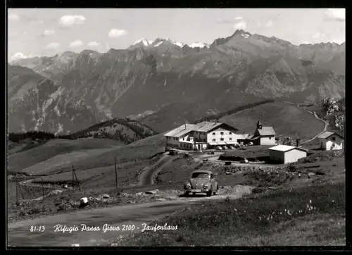 AK Passo di Giovo, Rifugio Passo Giovo con auto e montagne sullo sfondo