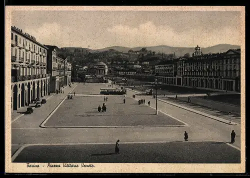 AK Torino, Piazza Vittorio Veneto con tram e vista sulla collina
