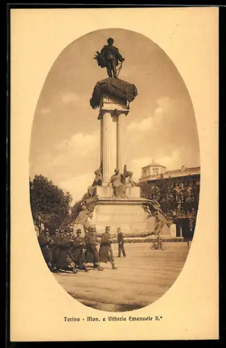 AK Torino, Monumento a Vittorio Emanuele II con soldati in posa